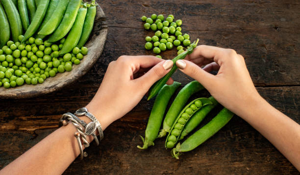 istock Green peas in the wood bowl. Bezelye 2147541552