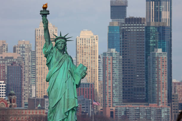 veduta aerea della statua della libertà e dello skyline della città - orizzonte urbano immagine foto e immagini stock