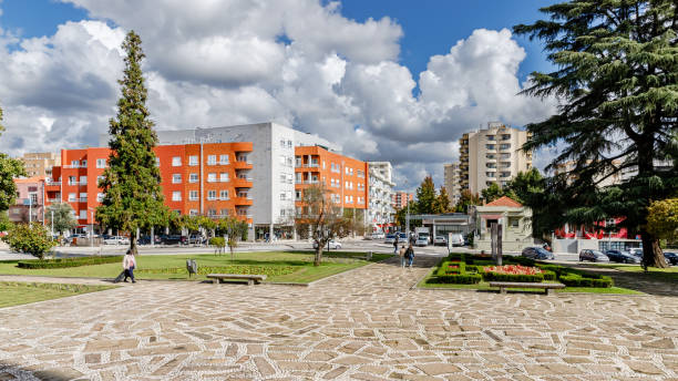 архитектурная деталь исторического центра города вила-нова-де-фамаликан, брага, португалия - piazza nova стоковые фото и изображения