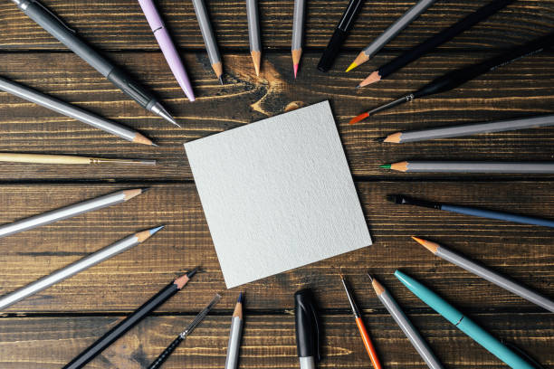 collezione di penne e matite disposte in cerchio - pastel crayon foto e immagini stock