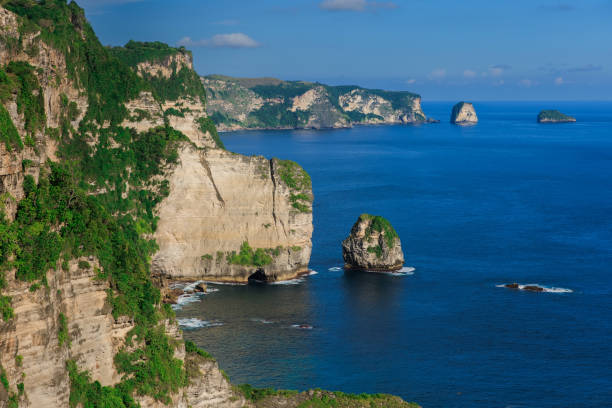 istock Coastline with rocky cliffs and ocean in Nusa Penida. 2147600030