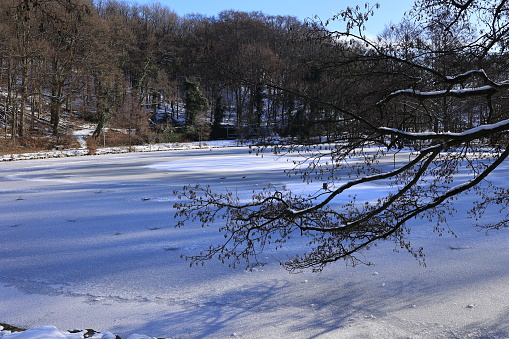 Januar 20, 2024, Iserlohn: View of the frozen Seilersee in Iserlohn in the Sauerland