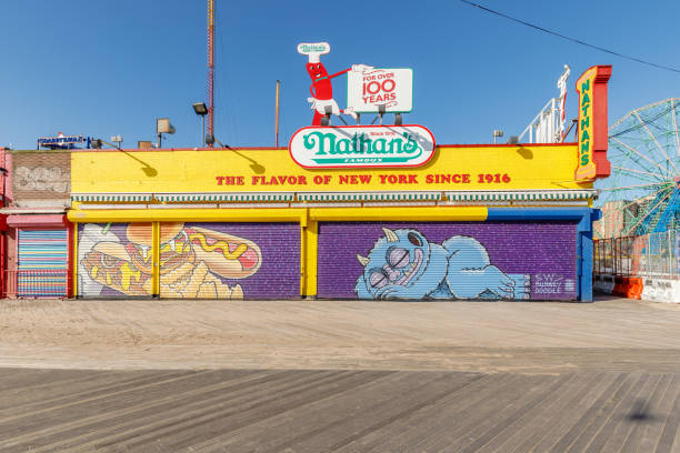 nathan's fast food stand restaurant in coney island, ney york, usa - nathans coney island new york city brooklyn stock-fotos und bilder