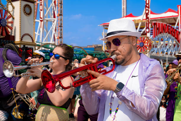 brass band at mermaid parade, coney island, new york, usa - art women naked nudist - fotografias e filmes do acervo