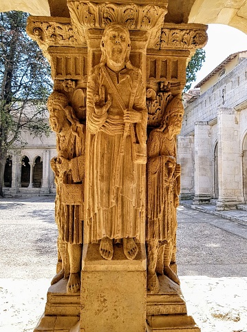 Claustro de San Trófimo es un claustro perteneciente a la antigua catedral de Arlés data de los siglos XII y XIV.