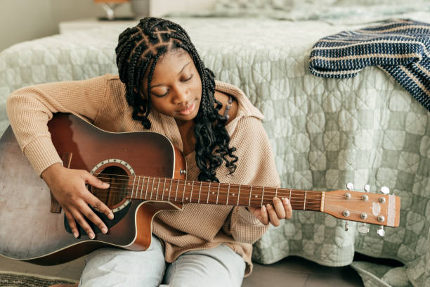 teen learning some guitar accords - accords imagens e fotografias de stock