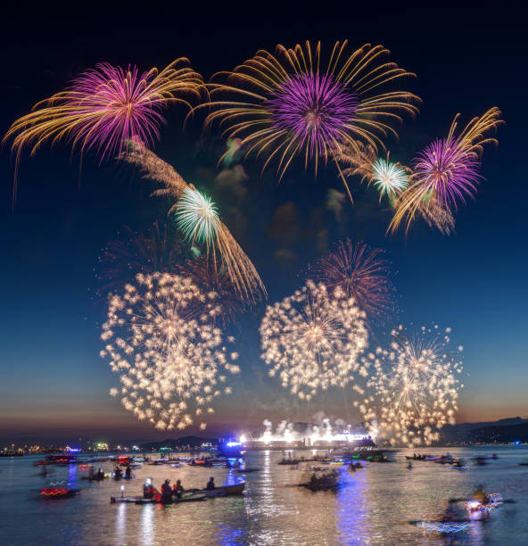 fireworks at sea inlet, vancouver, bc - english bay flash стоковые фото и изображения