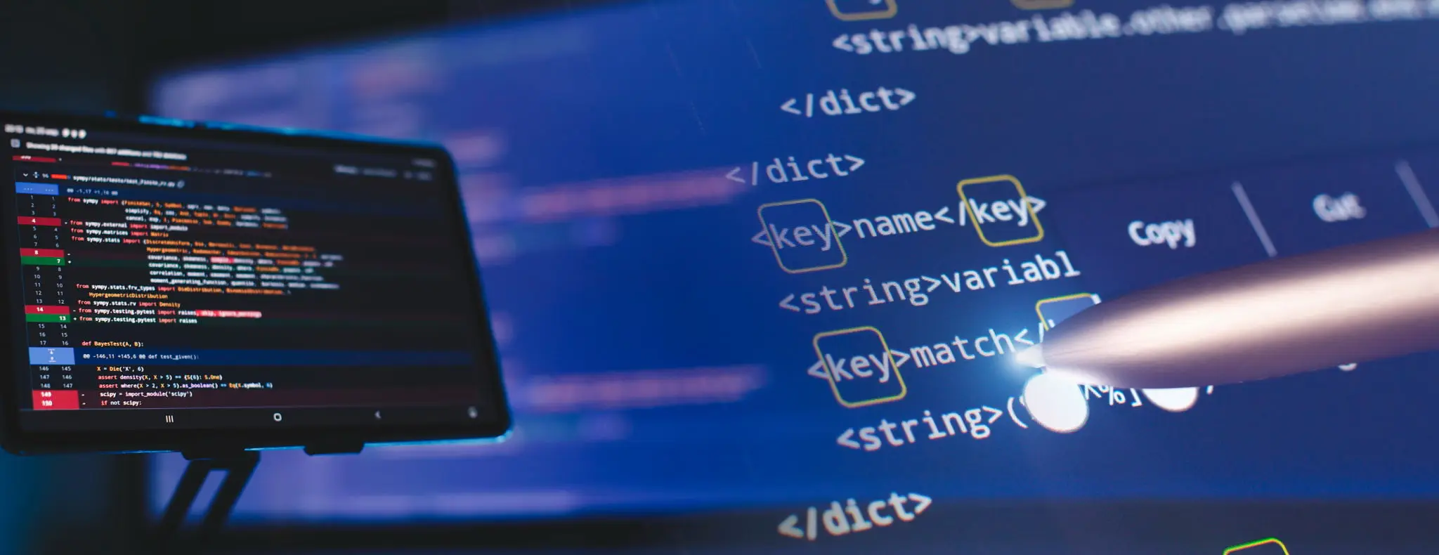 컴퓨터와 함께하는 고랭 언어 혁신 2 Cyber space concept. programming code on computer screen , abstract screen of software developer. Computer script.