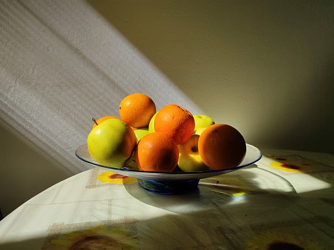 Raggi di luce su un vaso di frutta