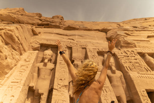 femme debout devant le temple d’hathor et néfertari, dédié à la déesse hathor et à la reine de ramsès ii, néfertari, à abou simbel, en égypte - lake nasser photos et images de collection