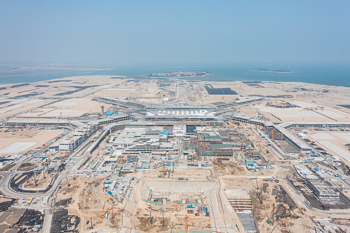 The Xiamen Xiang'an International Airport under construction has a terminal area of ​​550,000 square meters, with 78 boarding bridges; 1 tower and podium of 2,100 square meters, various air traffic control business buildings of 27,600 square meters; 5 20,000 cubic meters of oil storage tanks and various facilities, with a total construction area of ​​5,432 square meters; an aviation gas station with a total construction area of ​​4,497 square meters; it can meet the annual passenger throughput of 45 million people and the cargo and mail throughput of 750,000 Tons of use demand