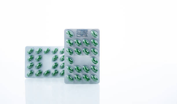Saw Palmetto and Nettle extract capsule pill for Benign Prostatic Hyperplasia treatment. Wellness in BPH. Green herbal capsules pill in blister pack isolated on white. Natural prostate health support. píldora en cápsulas de palma enana americana y extracto de ortiga para el tratamiento de la hiperplasia benigna de próstata. bienestar en bph. píldora de cápsulas de hierbas verdes en blíster aislado en blanco. apoyo natural a la salud de la próstat