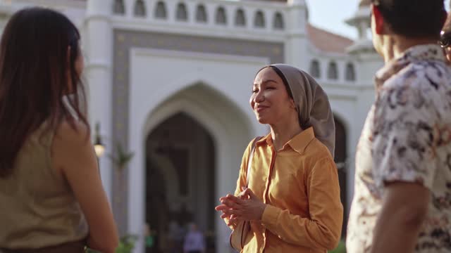 Tour guide telling stories to tourist at mosque