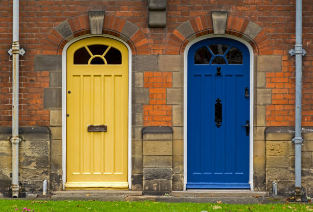 blue and yellow front doors - doorstep door knocker door england photos et images de collection