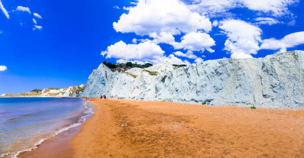 le migliori spiagge panoramiche dell'isola di cefalonia (cefalonia) - colorata spiaggia arancione di xi. isole ionie della grecia - greece crete beach island foto e immagini stock