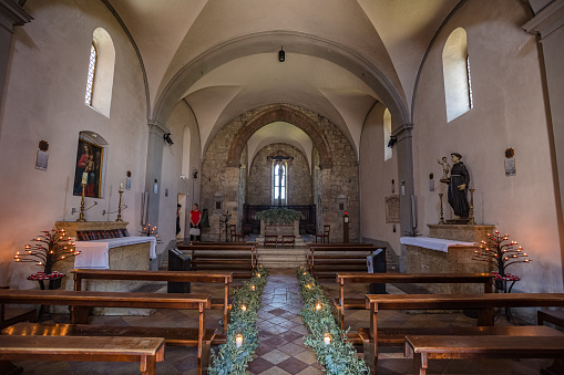 Piazza Dante Alighieri, Monteriggioni, Toscana, Italy - maggio, 2022: Inside of church Chiesa di Santa Maria Assunta