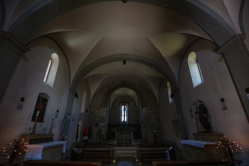 Piazza Dante Alighieri, Monteriggioni, Toscana, Italy - maggio, 2022: Inside of church Chiesa di Santa Maria Assunta