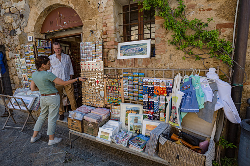 Monteriggioni, Tuscany, Italy - maggio, 2022: Small cozy traditional touristic souvenir shop