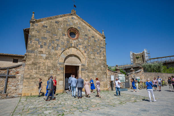 monteriggioni, toskana, italien. hochzeit in der kirche santa maria assunta - holidays and celebrations church wall italy stock-fotos und bilder