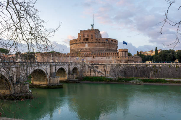 most i mauzoleum zamek świętego anioła o zachodzie słońca w rzymie, włochy - castel zdjęcia i obrazy z banku zdjęć