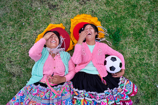 Women's soccer is in fashion all over the world and Quechua women play at more than 3000 meters above sea level with their traditional costumes and with very few means.