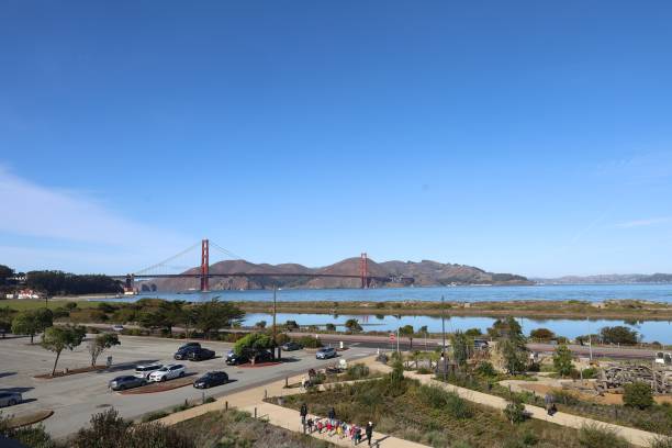 golden gate bridge von presidio tunnel tops, san francisco, kalifornien, amerika - chrissy stock-fotos und bilder