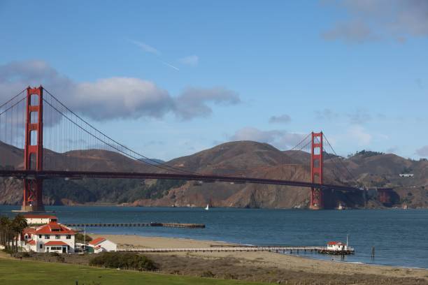 golden gate bridge von presidio, san francisco, kalifornien, amerika - chrissy stock-fotos und bilder