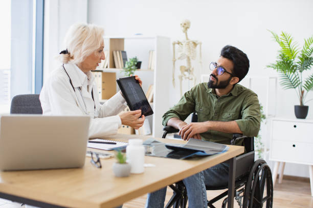 istock Efficient traumatologist reassuring patient about diagnosis in hospital interior 2148096276