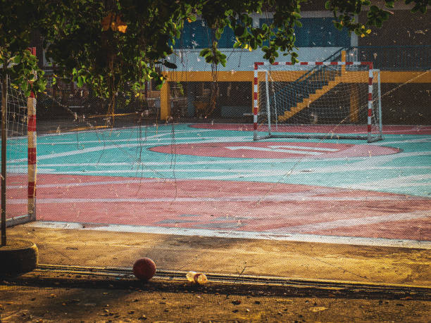 สนBall during school holidays for primary school children in the provinces The lonely atmosphere of the ball field where children often come to play during their lunch break. asphalt basketball court stock pictures, royalty-free photos & images