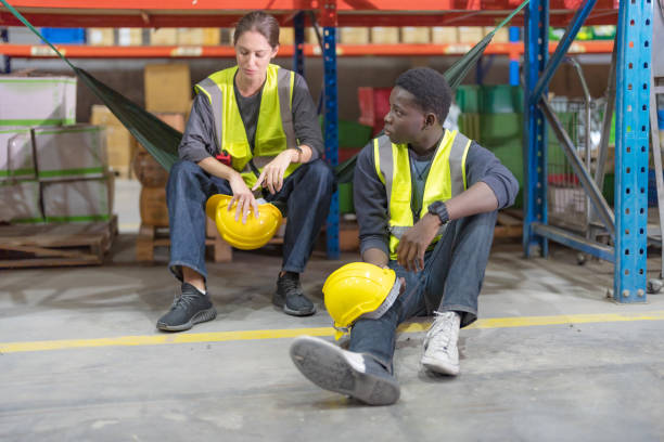 istock Male and female employees sit and chat. 2148101155
