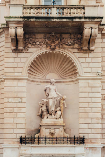 estatua de la ninfa tetis en trieste, italia - tethys fotografías e imágenes de stock