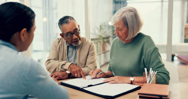 büro, anwalt oder altes ehepaar mit testament, vertrag oder dokument zur altersvorsorge oder compliance. plan-, berater- oder verheiratete ältere kunden mit rechtsform oder eigentumsvertrag mit lebensversicherung - lebensversicherung stock-fotos und bilder