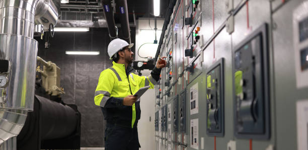 Engineers working in the main control room of a state-of-the-art chiller HVAC system. Engineers working in the main control room of a state-of-the-art chiller HVAC system. Electrical Power Engineer stock pictures, royalty-free photos & images