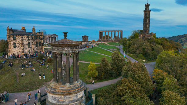 aerial view of calton hill, edinburgh sunset aerial view, gothic revival architecture in scotland, view of edinburgh city center from calton hill - national gallery di edinburgo foto e immagini stock