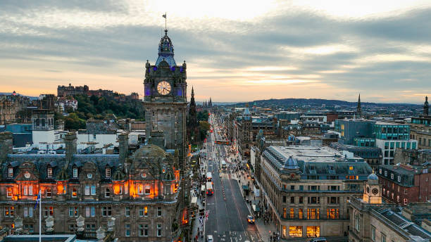 aerial view of edinburgh old town, aerial view of old cathedral in edinburgh, edinburgh city centre, gothic revival architecture in scotland, flag of scotland in edinburgh - scotland texas photos et images de collection