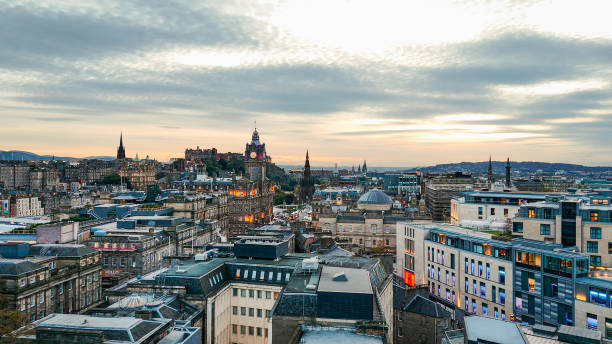 aerial view of edinburgh old town, aerial view of old cathedral in edinburgh, edinburgh city centre, gothic revival architecture in scotland, flag of scotland in edinburgh - scotland texas photos et images de collection