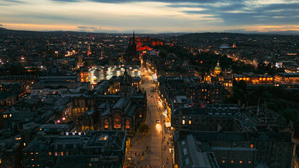 aerial view of edinburgh old town at night, aerial view of old cathedral in edinburgh, edinburgh city centre, gothic revival architecture in scotland, flag of scotland in edinburgh - scotland texas foto e immagini stock