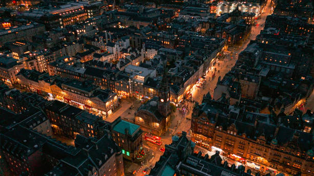 aerial view of edinburgh old town at night, aerial view of old cathedral in edinburgh, edinburgh city centre, gothic revival architecture in scotland, flag of scotland in edinburgh - scotland texas foto e immagini stock