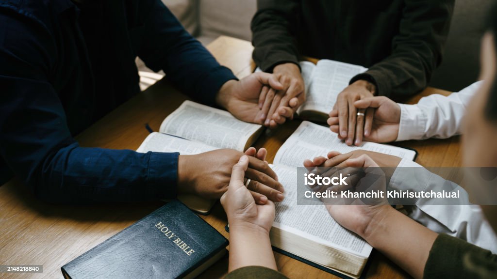 기독교 가족 기도와 예배. 손을 잡고 기도하는 사람들의 기독교 그룹, 나무 테이블에 믿음과 성경, 기도 모임 개념. 교회 공동체는 함께 기도합니다 - 로열티 프리 교회 스톡 사진 기독교 가족 기도와 예배. 손을 잡고 기도하는 사람들의 기독교 그룹, 나무 테이블에 믿음과 성경, 기도 모임 개념. 교회 공동체는 함께 기도합니다 - 로열티 프리 교회 스톡 사진