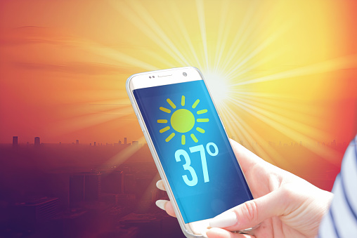 Sommer, Sonne und Wetterapp auf einem Smartphone