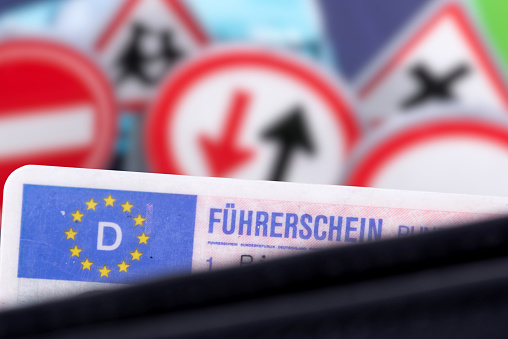 Verkehrsschilder und deutscher Führerschein