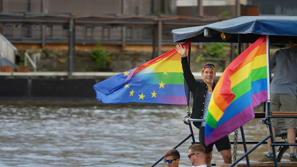 운하 자부심에서 행복한 게이 웨이브. lgbt 무지개 깃발입니다. 즐거운 보트 파티. 퀴어 축제 - flag gay man american culture rainbow 뉴스 사진 이미지