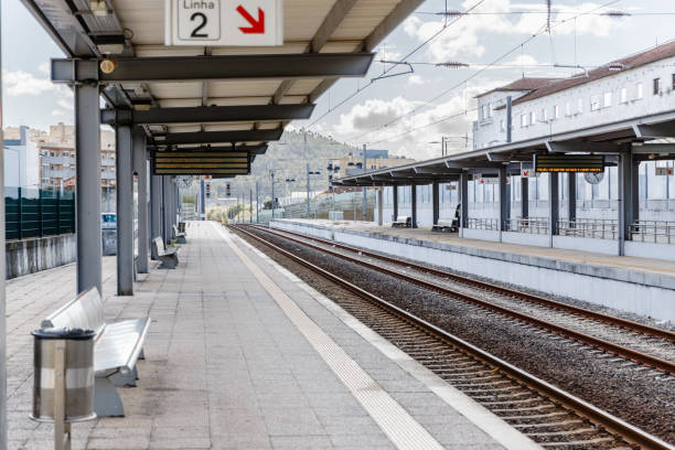 platforms of the famalicao railway station in vila nova de famalicao, braga, portugal - piazza nova стоковые фото и изображения