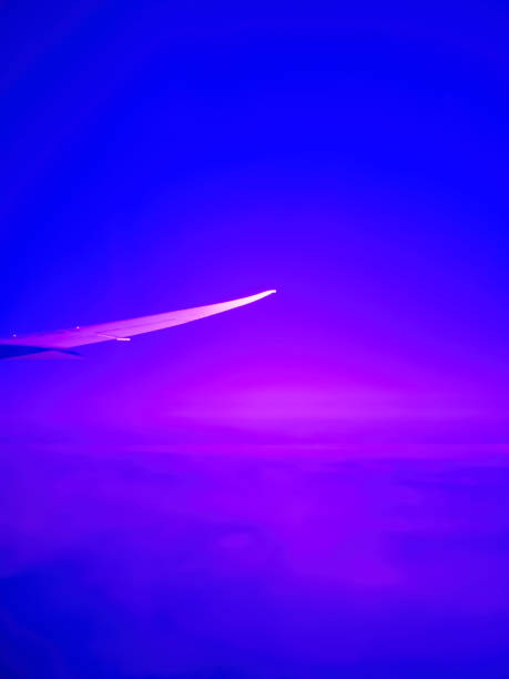 samolot lecący wysoko nad warstwą chmur - european alps mountain air directly above zdjęcia i obrazy z banku zdjęć