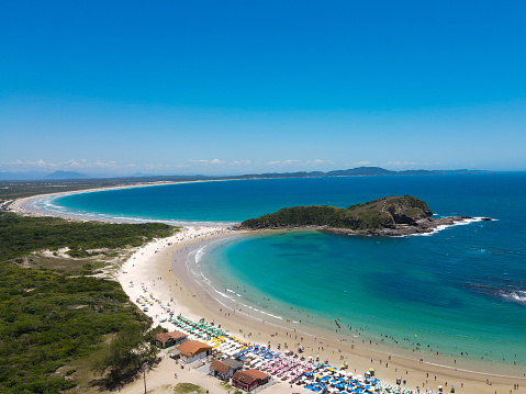 Playa Pero y playa Conchas ubicadas en Cabo Frio, Río de Janeiro. Estas playas son hermosas. Las playas de agua son verdes y azules. Recuerdo una forma de corazón. Hay muchas sombrillas con vista al mar. photo