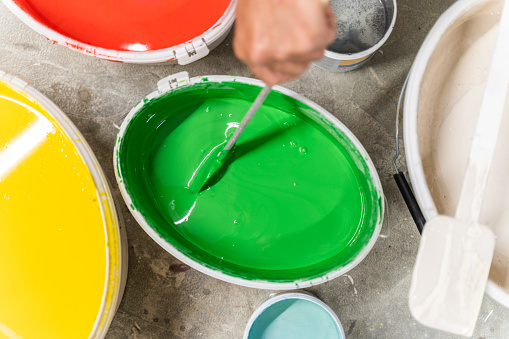 Hand stirring paint pot