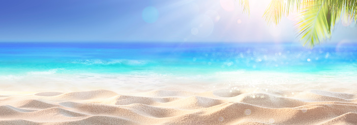Arena Tropical Con Mar Azul Y Hojas De Palmera - Fondo Desenfocado De Verano De Playa Con Brillo De Luces De Sol photo