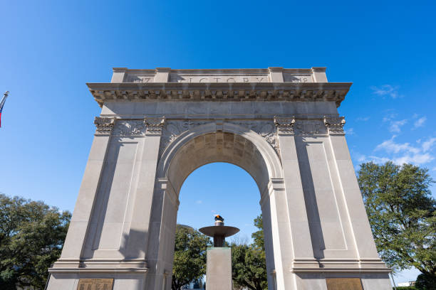 istock Newport News Victory Arch 2148296797