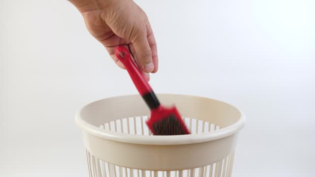 The comb is thrown into the trash can. Disposal of household waste.