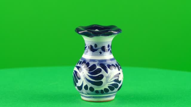 Mexican mini model jar ceramic talavera puebla poblana cerámica blue on green background chroma key background replacement backdrop objet in a turntable 3d spinning loop